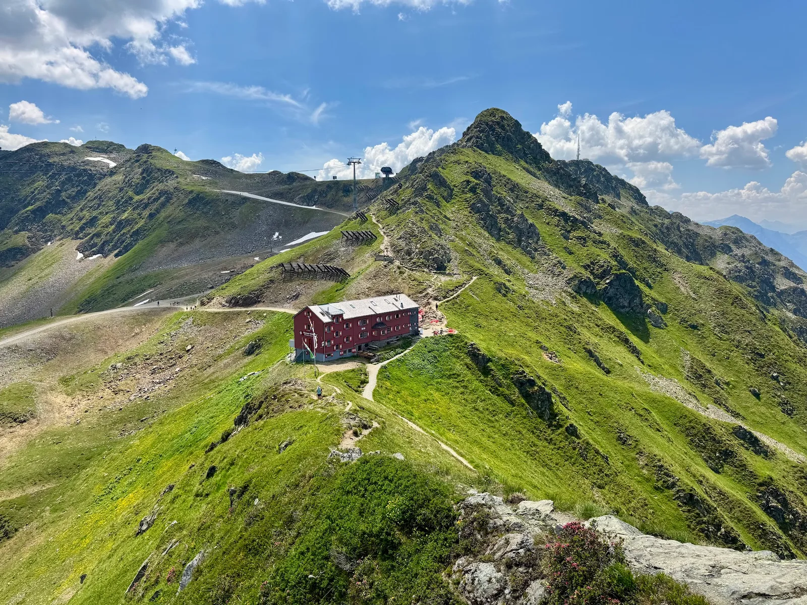 Die Wormser Hütte auf dem Grat, darüber die Bergbahn und der Weg zum Kreuzjoch